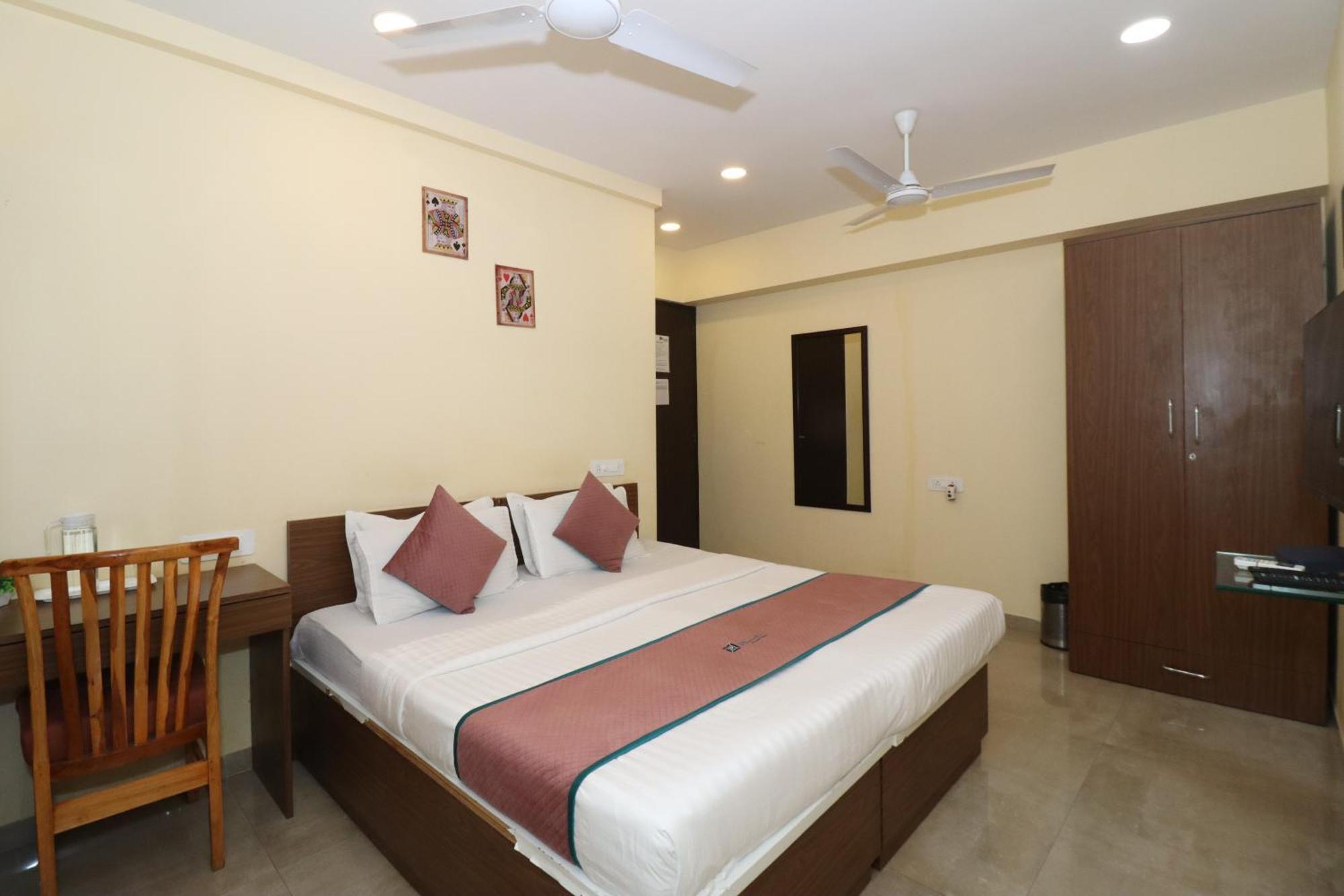 Pinaki Comfort Stay, Parle Apartment Mumbai