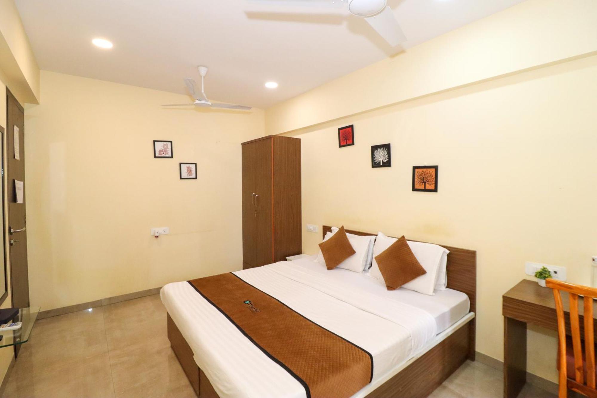 Pinaki Comfort Stay, Parle